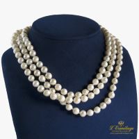 Collar de 3 hilos de perlas con cierre de oro blanco con esmeraldas y diamantes