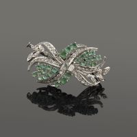 Broche-alfiler oro blanco esmeraldas y diamantes