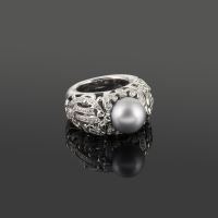 Sortija calada oro blanco perla negra y diamantes