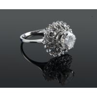 Sortija oro blanco y diamantes color i, pureza p1 y peso 1,30 cts.