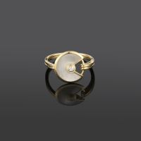 Anillo cartier madreperla y diamante. 