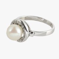 Sortija oro blanco con perla y diamantes.