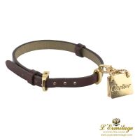 Pulsera cuero cartier con adorno de bolso en oro amarillo