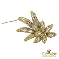 Broche-alfiler en forma de hoja oro amarillo oro blanco y diamantes