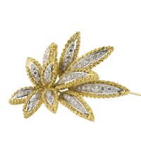 Broche-alfiler en forma de hoja oro amarillo oro blanco y diamantes