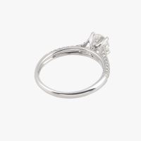 Solitario en oro blanco con brillante color g, pureza vs1, y peso 0,75 ct