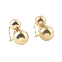 Pendientes en oro amarillo con cierre omega.