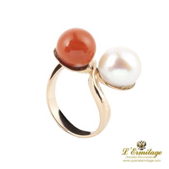 ANILLOS / SORTIJAS<BR>SORTIJA EN ORO AMARILLO CON CORAL Y PE... · ref.: (EM)