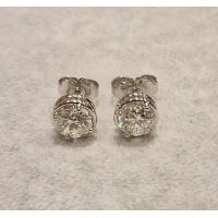 Pendientes dormilonas en oro blanco y brillantes. Peso 3,79, color h, pureza vs1.