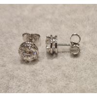 Pendientes dormilonas en oro blanco y brillantes. Peso 3,79, color h, pureza vs1.