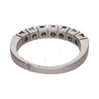 Sortija cintillo realizado en oro blanco con esmeraldas y brillantes. Talla 10.