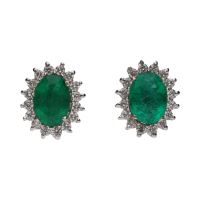 Pendientes en oro blanco con esmeralda y orla de brillantes.