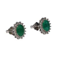 Pendientes en oro blanco con esmeralda y orla de brillantes.
