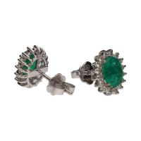 Pendientes en oro blanco con esmeralda y orla de brillantes.