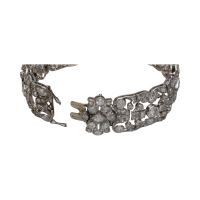 Pulsera ancha en platino, oro blanco y diamantes con un peso total estimado de 17,80 ct.