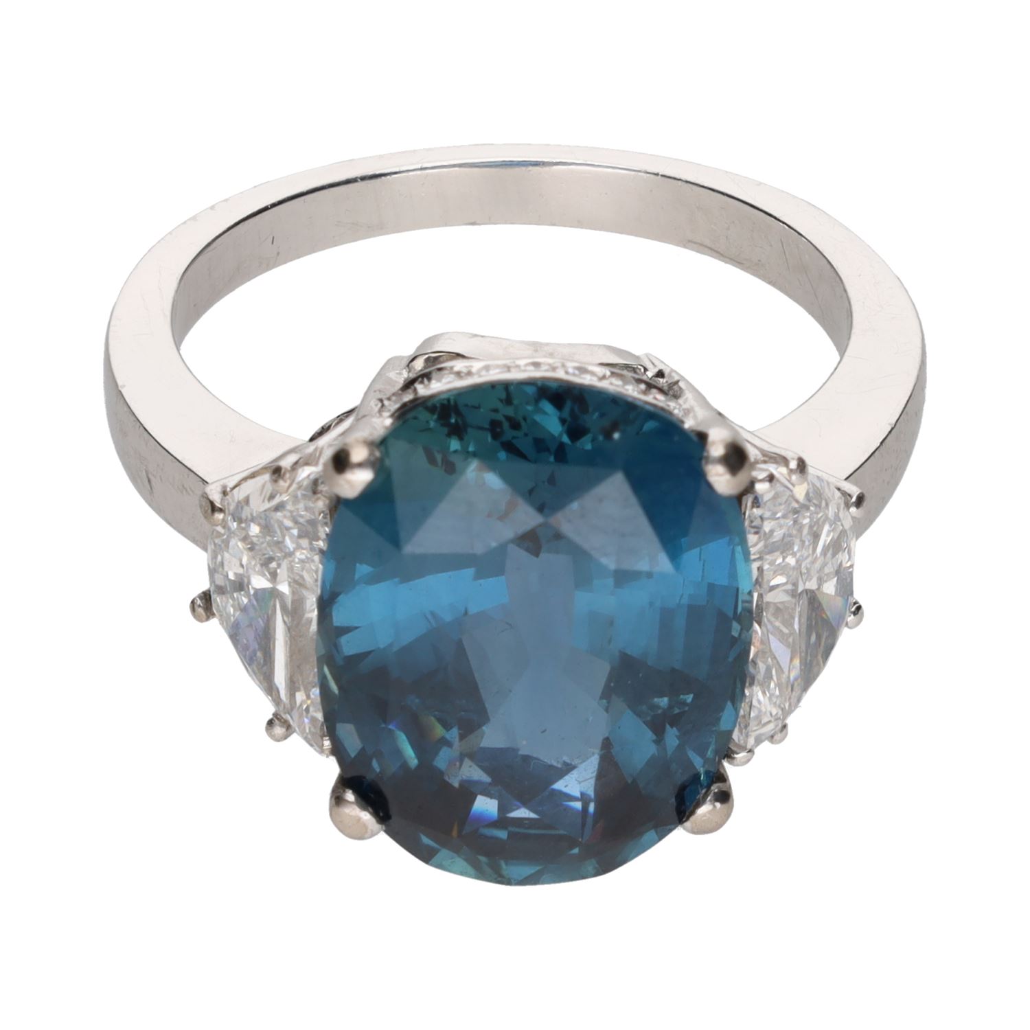 Sortija en oro blanco con zafiro y brillantes. Talla 14.