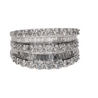 Sortija ancha en oro blanco 14k con diamantes. Talla 14.