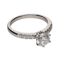 Sortija solitario en oro blanco con brillantes. Talla 13.