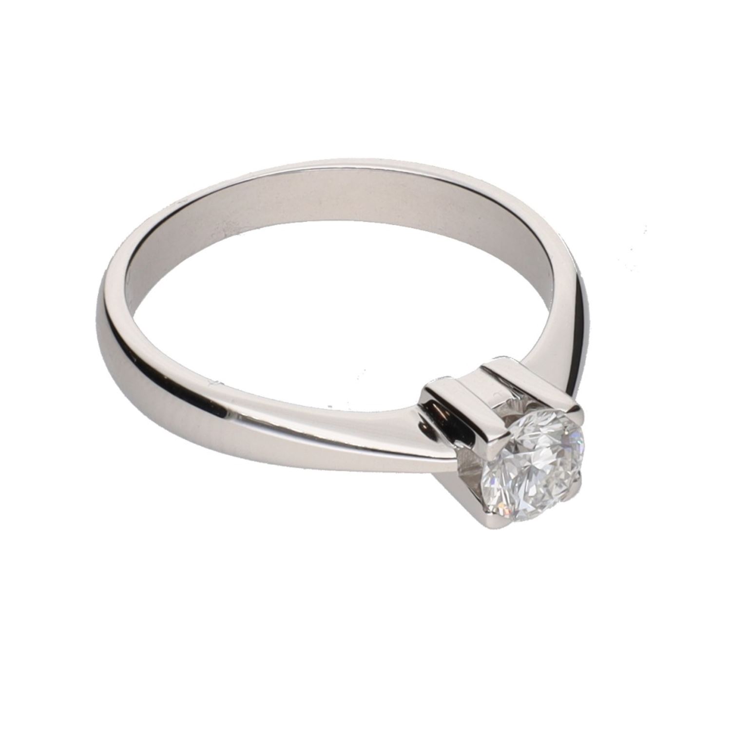 Sortija solitario en oro blanco con un brillante. Talla 18.