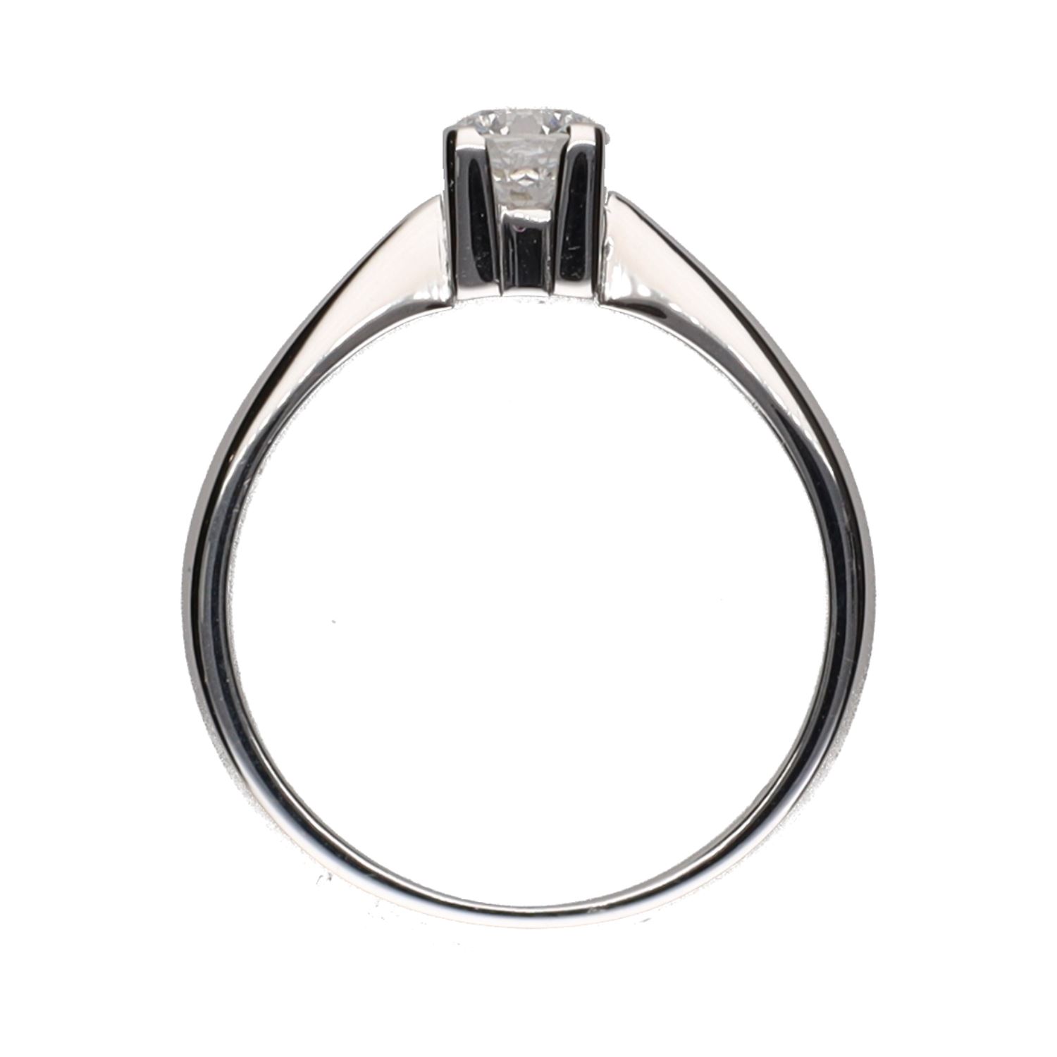 Sortija solitario en oro blanco con un brillante. Talla 18.