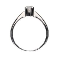 Sortija solitario en oro blanco con un brillante. Talla 18.