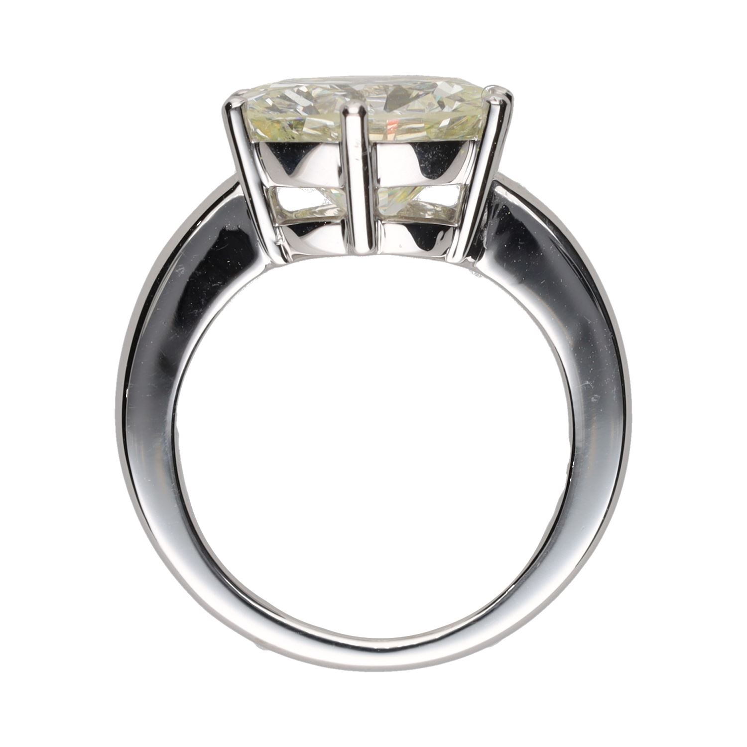 Sortija solitario en oro blanco con un brillante 5,40ct.   Talla 12.