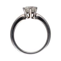 Sortija solitario en oro blanco con un brillante.   Talla 13.