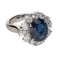 Sortija en oro blanco con zafiro y orla de brillantes. Talla 13.