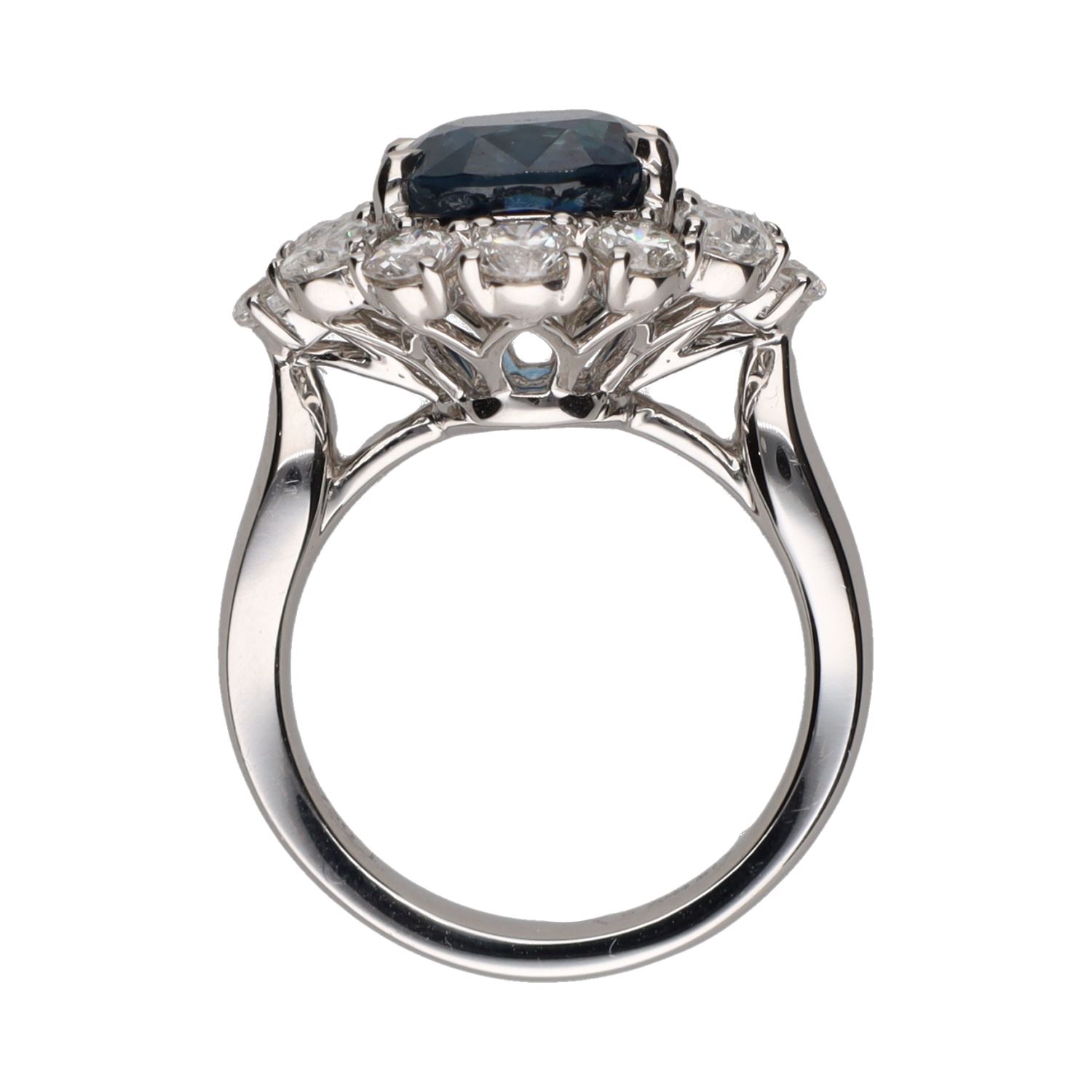 Sortija en oro blanco con zafiro y orla de brillantes. Talla 13.