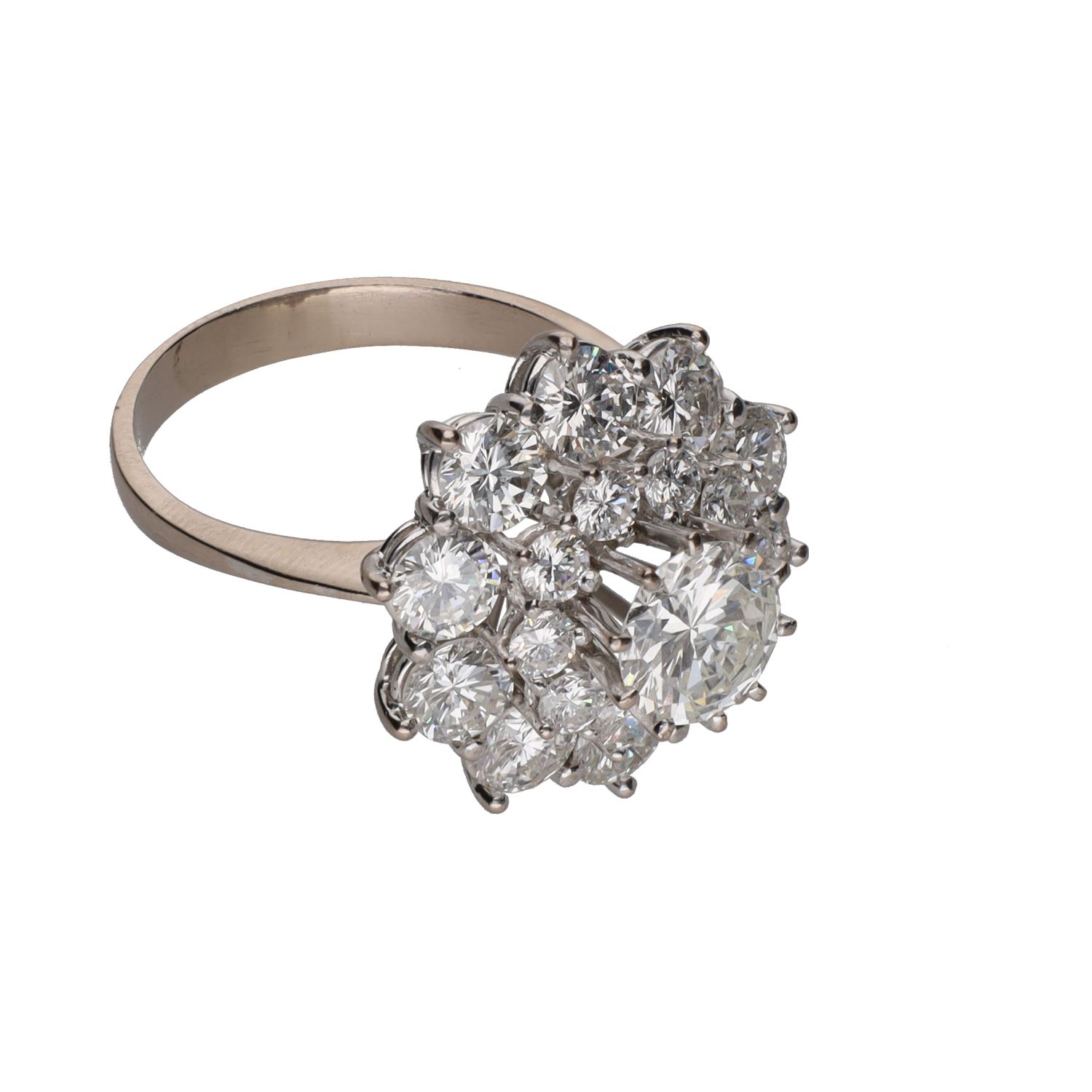 Sortija tipo piña en oro blanco con brillantes. Talla 17.