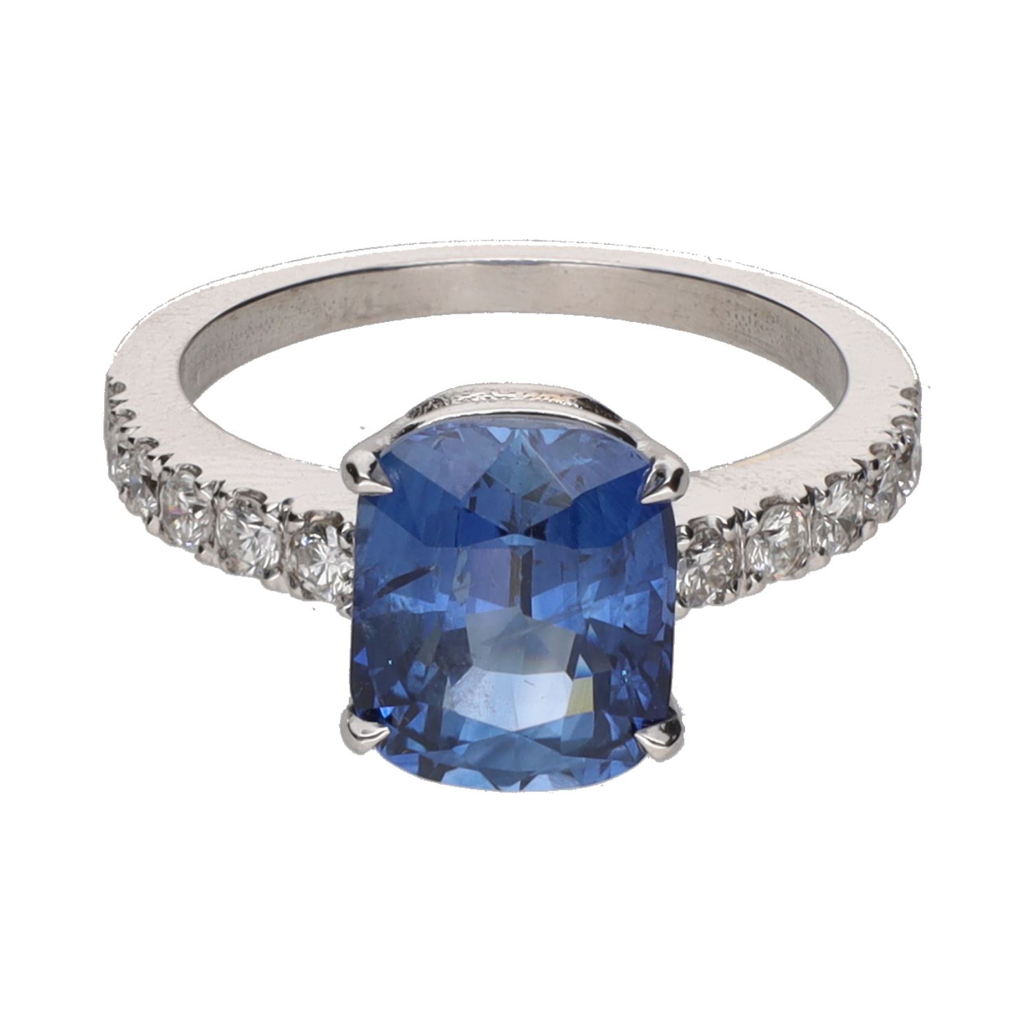 Sortija en oro blanco con zafiro y brillantes. Talla 13.