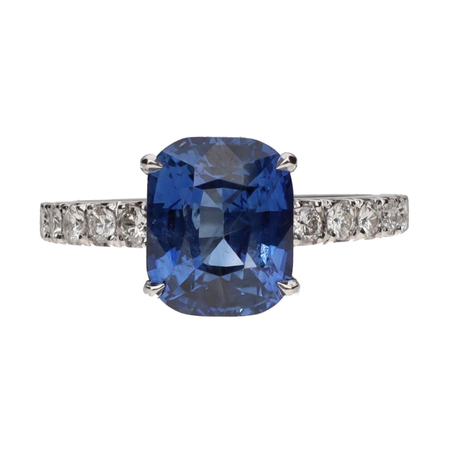 Sortija en oro blanco con zafiro y brillantes. Talla 13.