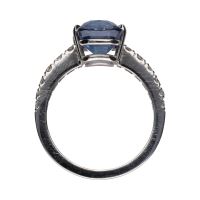 Sortija en oro blanco con zafiro y brillantes. Talla 13.