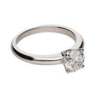 Sortija solitario en oro blanco con un brillante de 1,04ct. Talla 12.