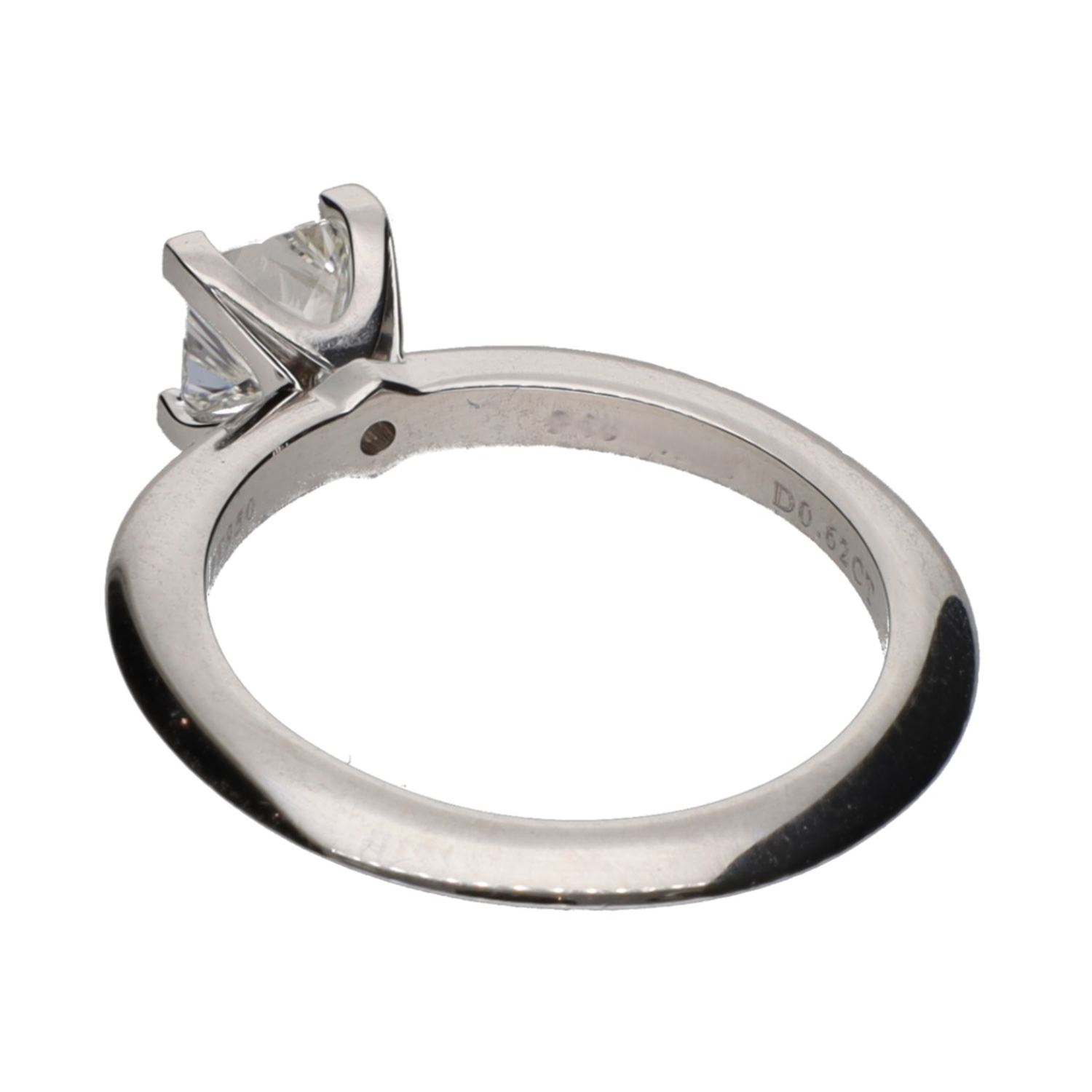 Sortija solitario tiffany & co. En platino con un brillante 0,62ct. Talla 12.