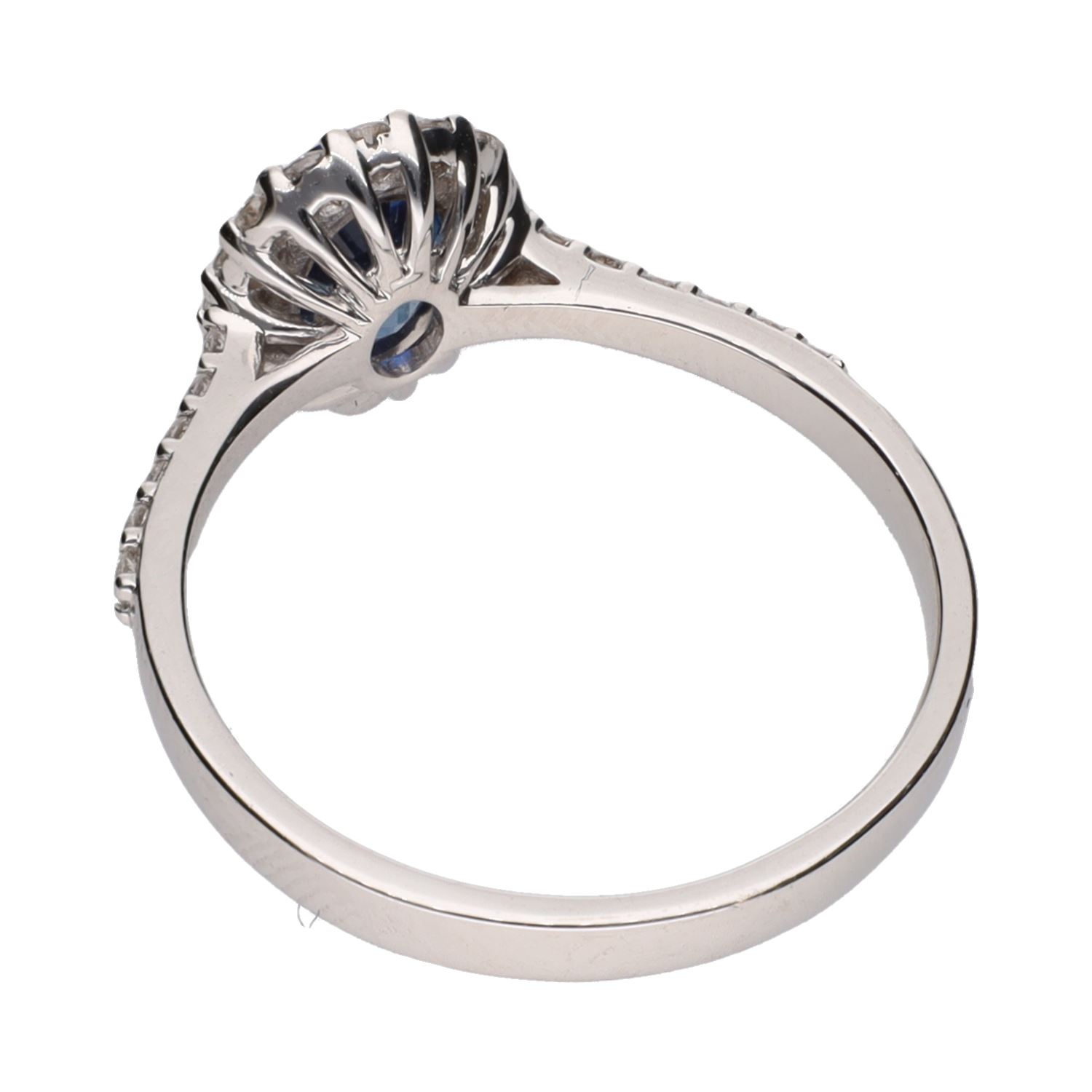 Sortija en oro blanco con zafiro y brillantes. Talla 14.