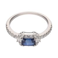 Sortija en oro blanco con zafiro y brillantes. Talla 14.