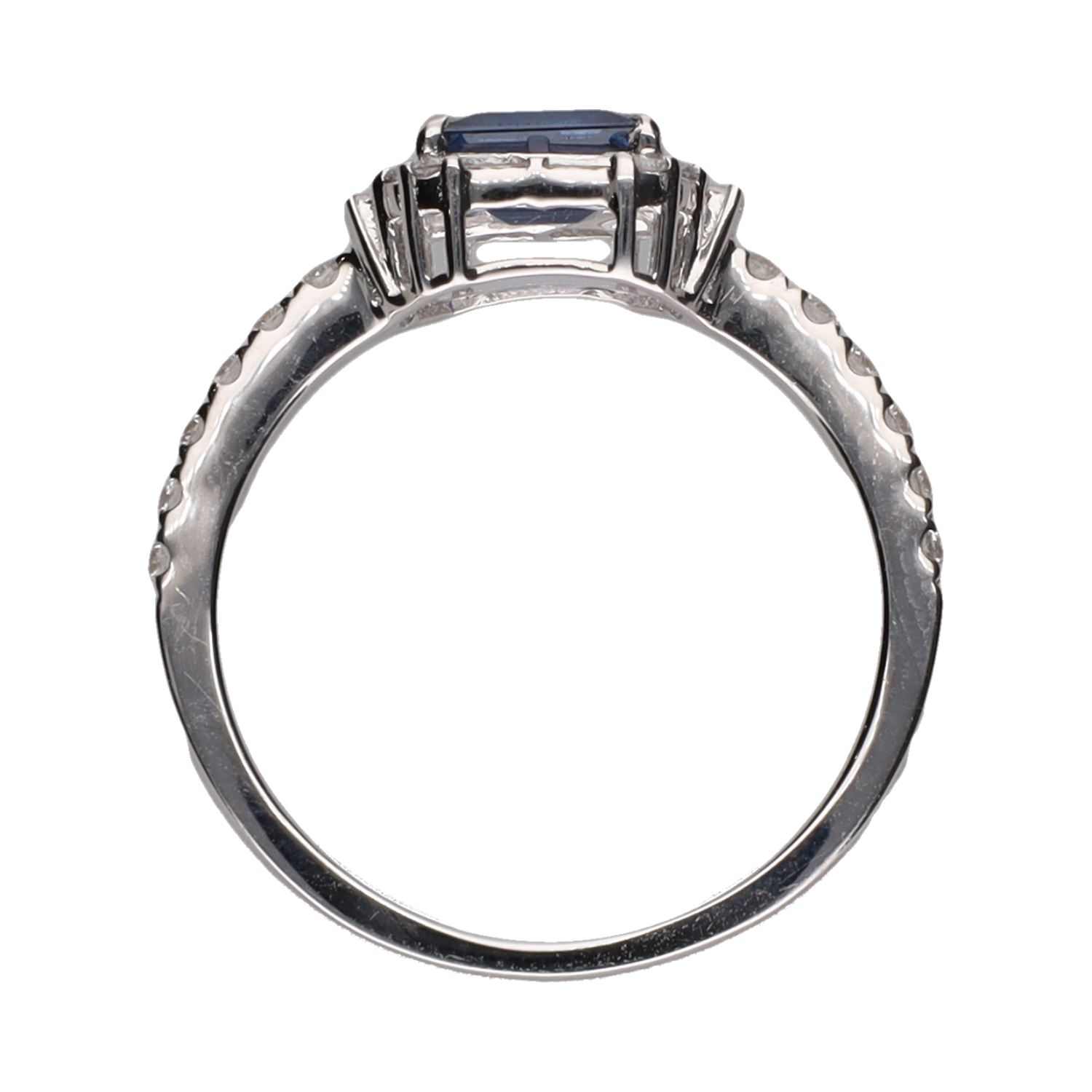 Sortija en oro blanco con zafiro y brillantes. Talla 14.