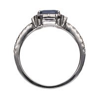 Sortija en oro blanco con zafiro y brillantes. Talla 14.