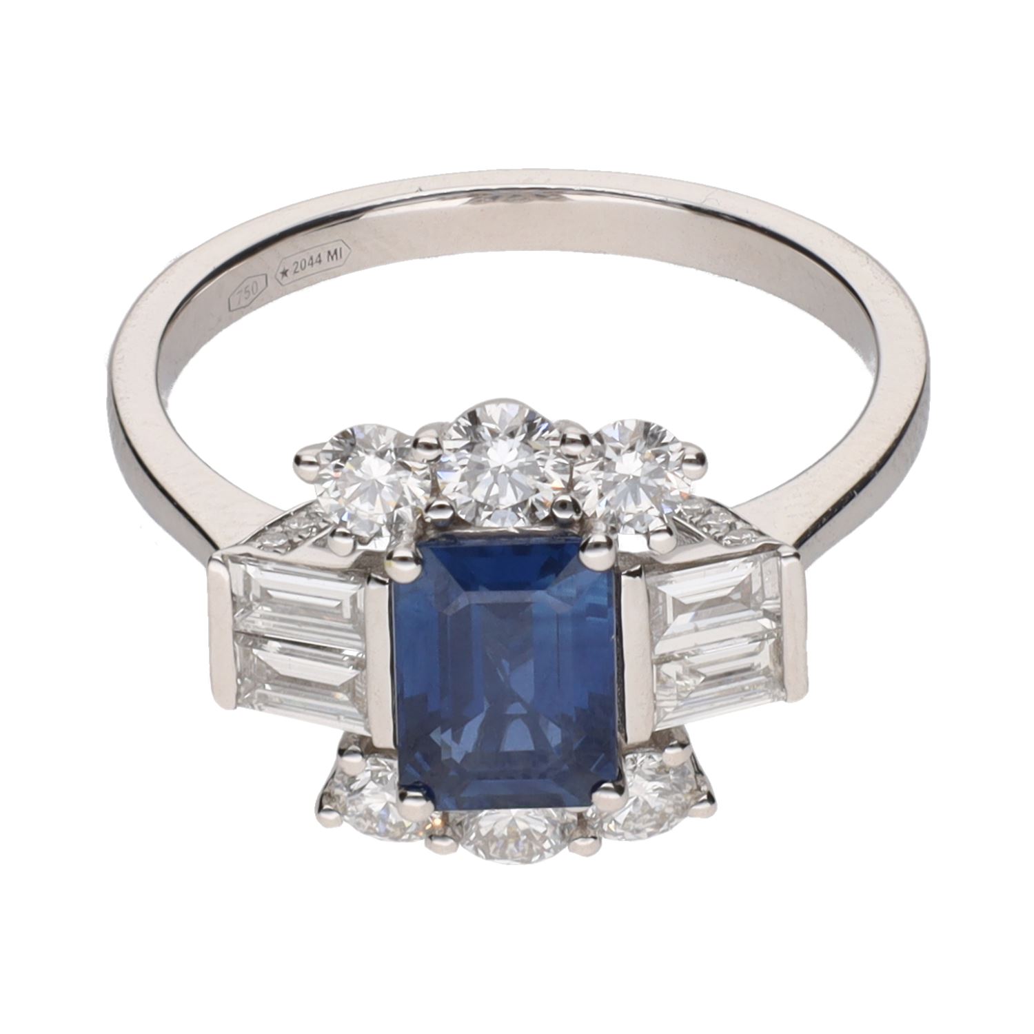 Sortija en oro blanco con zafiro y brillantes. Talla 14.