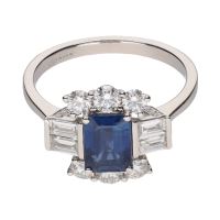 Sortija en oro blanco con zafiro y brillantes. Talla 14.