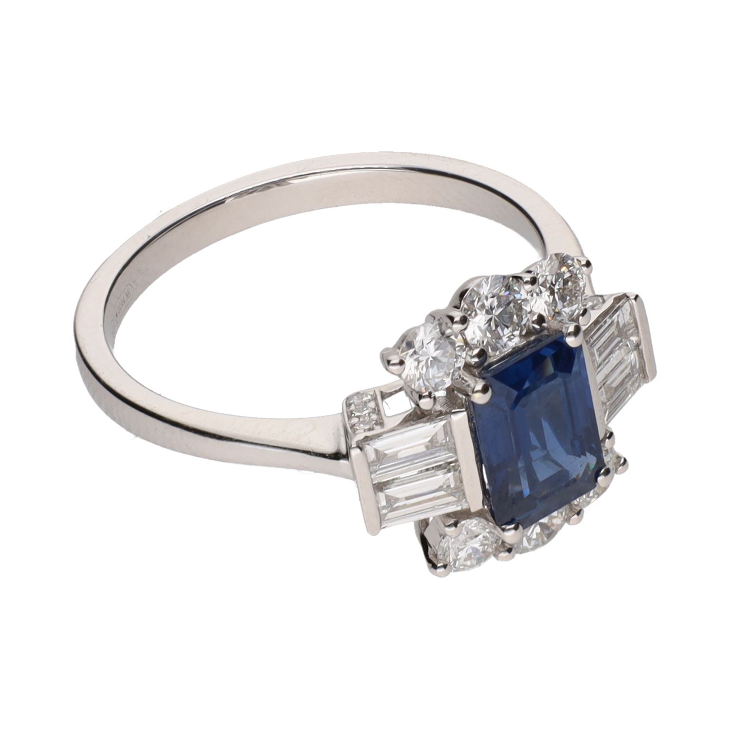 Sortija en oro blanco con zafiro y brillantes. Talla 14.