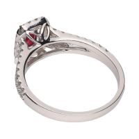 Sortija en oro blanco con rubí y brillantes. Talla 15.