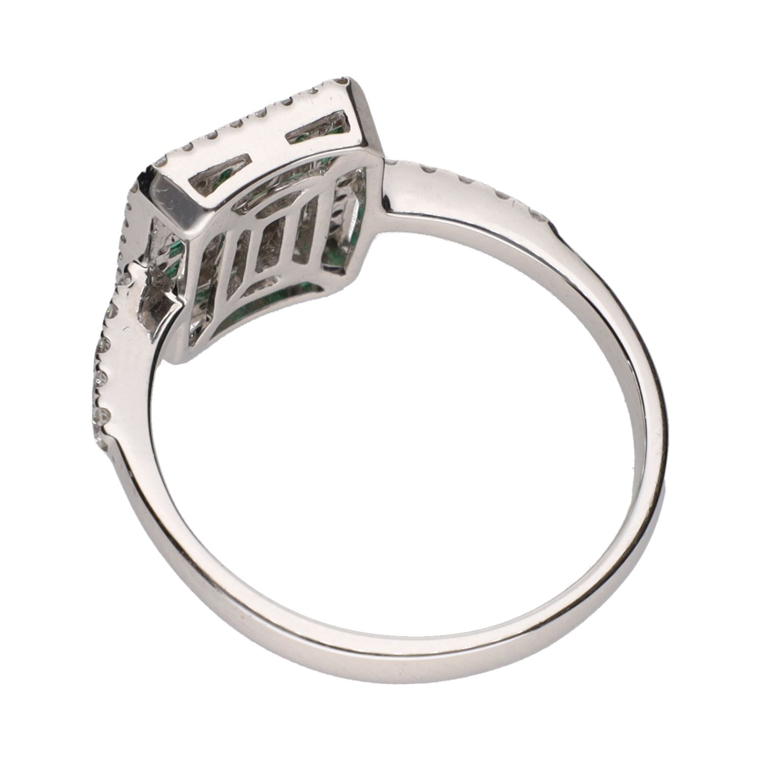 Sortija en oro blanco con esmeraldas y diamantes. Talla 14.