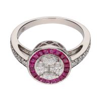 Sortija en oro blanco con rubíes y diamantes. Talla 14.