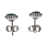 Pendientes en oro blanco con esmeraldas y brillantes.
