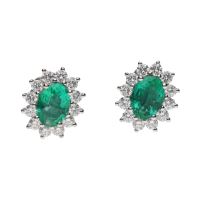Pendientes en oro blanco con esmeraldas y brillantes.