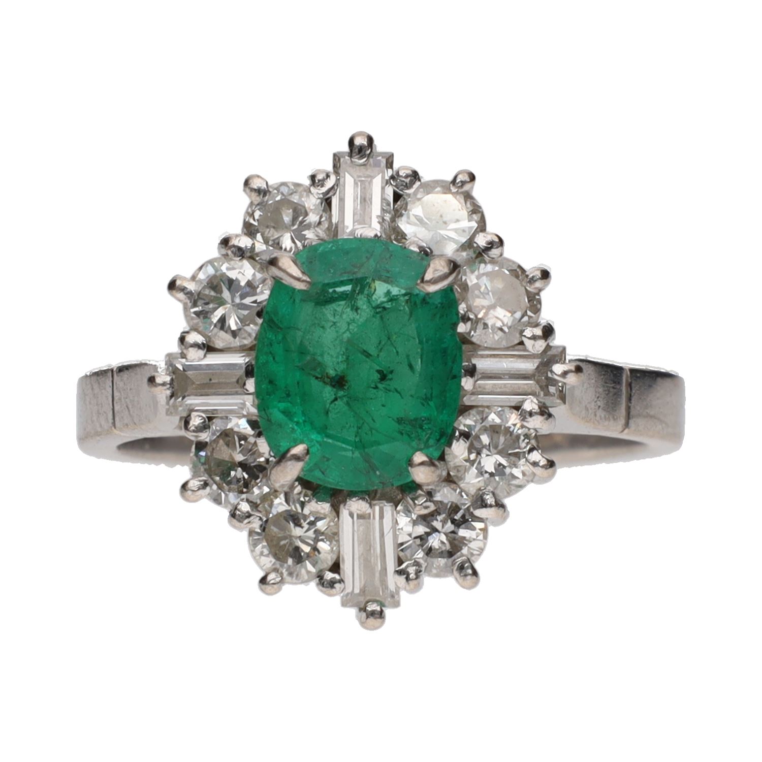 Sortija en oro blanco con esmeralda y diamantes. Talla 13.