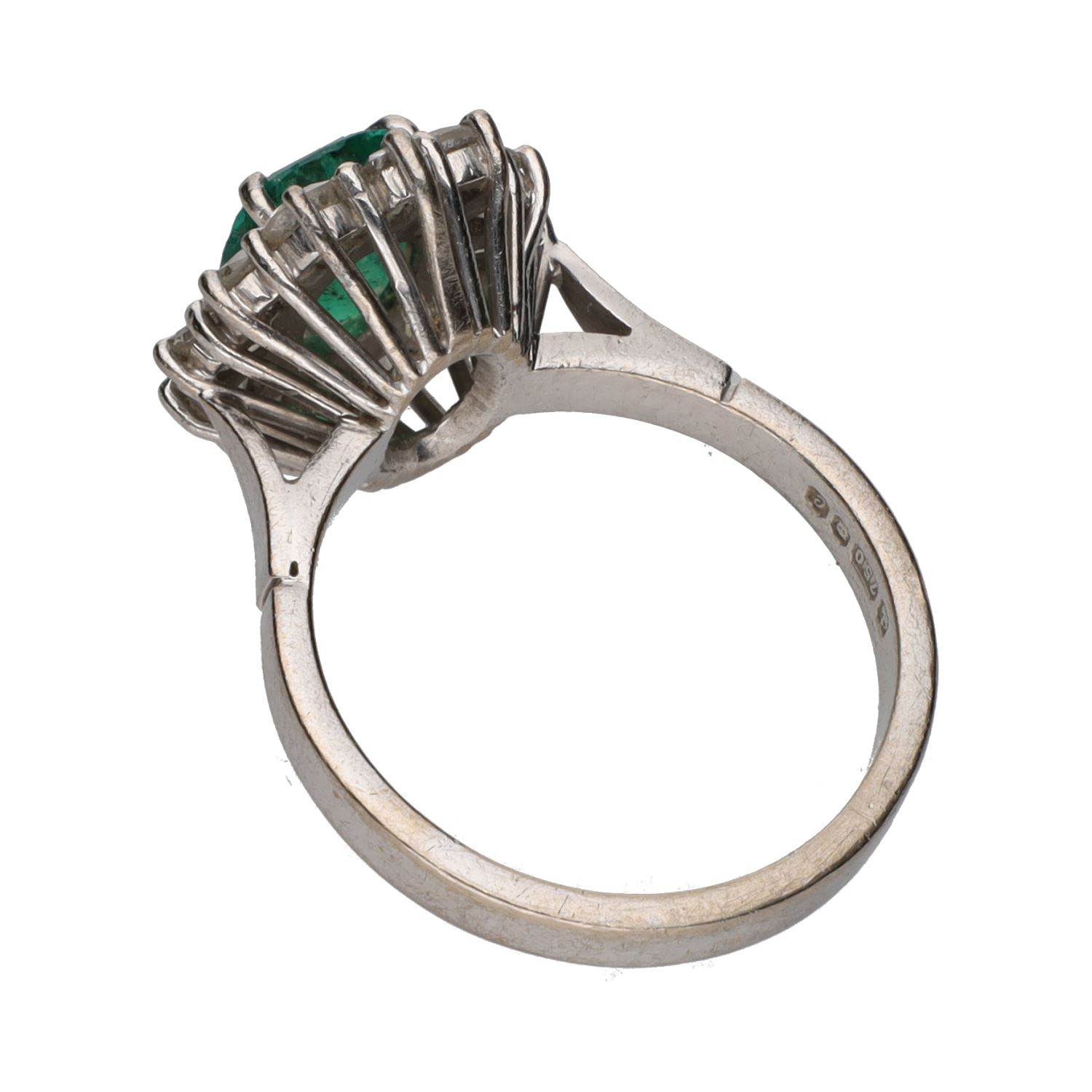Sortija en oro blanco con esmeralda y diamantes. Talla 13.