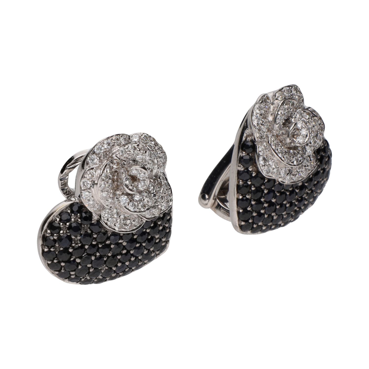 Pendientes firmados por roberto coin en oro blanco con forma de corazón.